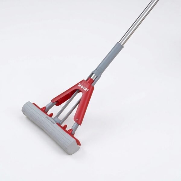 ممسحة أرضيات إسفنجية "سمارت موب" (Smart Mop) للتنظيف السريع.